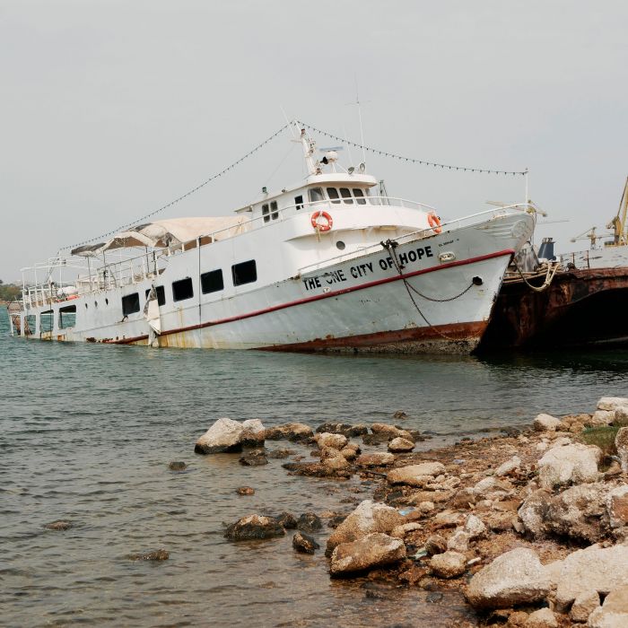&Lambda;&iota;&mu;&epsilon;&nu;&iota;&kappa;ή &Zeta;ώ&nu;&eta; &Omicron;&Lambda;&Pi;/Cosco &sigma;&tau;&omicron; &Sigma;&tau;&epsilon;&nu;ό &tau;&eta;&sigmaf; &Nu;&alpha;&upsilon;&mu;&alpha;&chi;ί&alpha;&sigmaf; &tau;&eta;&sigmaf; &Sigma;&alpha;&lambda;&alpha;&mu;ί&nu;&alpha;&sigmaf;. &Phi;&omega;&tau;ό: &Kappa;&omega;&nu;&sigma;&tau;&alpha;&nu;&tau;ί&nu;&omicron;&sigmaf; &Zeta;&eta;&rho;&gamma;ά&nu;&omicron;&sigmaf;-&Kappa;&alpha;&zeta;&omicron;&lambda;έ&alpha;&sigmaf;
