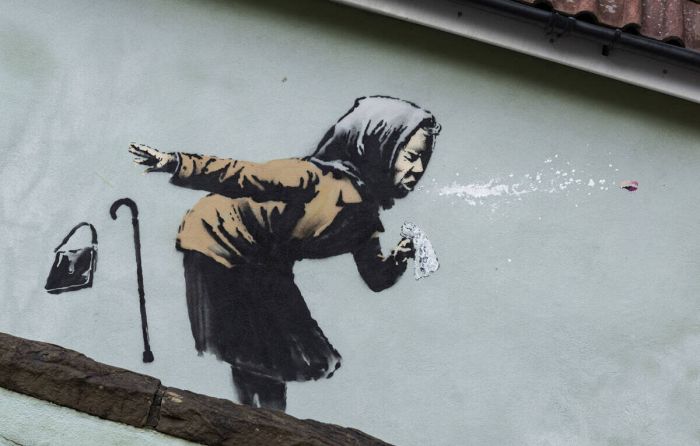 Banksy: &Eta; &tau;&epsilon;&lambda;&epsilon;&upsilon;&tau;&alpha;ί&alpha; &tau;&omicron;&iota;&chi;&omicron;&gamma;&rho;&alpha;&phi;ί&alpha; &tau;&omicron;&upsilon; &pi;&iota;&omicron; &delta;&iota;ά&sigma;&eta;&mu;&omicron;&upsilon; &pi;&alpha;&gamma;&kappa;&omicron;&sigma;&mu;ί&omega;&sigmaf; street artist, &sigma;&chi;&omicron;&lambda;&iota;ά&zeta;&epsilon;&iota; &gamma;&iota;&alpha; ά&lambda;&lambda;&eta; &mu;&iota;&alpha; &phi;&omicron;&rho;ά &sigma;&kappa;&omega;&pi;&tau;&iota;&kappa;ά &tau;&eta;&nu; &pi;&rho;&omega;&tau;&omicron;&phi;&alpha;&nu;ή &pi;&alpha;&nu;&delta;&eta;&mu;ί&alpha; &tau;&omicron;&omicron;&upsilon; &kappa;&omicron;&rho;&omega;&nu;&omicron;ϊ&omicron;ύ. &Omicron; Banksy &zeta;&omega;&gamma;&rho;&alpha;&phi;ί&zeta;&epsilon;&iota; &mu;ί&alpha; &gamma;&eta;&rho;&alpha;&iota;ά &kappa;&upsilon;&rho;ί&alpha; &nu;&alpha; &chi;ά&nu;&epsilon;&iota; &mu;έ&chi;&rho;&iota; &kappa;&alpha;&iota; &tau;&eta; &mu;&alpha;&sigma;έ&lambda;&alpha; &tau;&eta;&sigmaf; &epsilon;&nu;ώ &tau;&rho;&alpha;&nu;&tau;ά&zeta;&epsilon;&tau;&alpha;&iota; &omicron;&lambda;ό&kappa;&lambda;&eta;&rho;&eta; &alpha;&pi;ό &tau;&omicron; &phi;&tau;έ&rho;&nu;&iota;&sigma;&mu;&alpha;. 