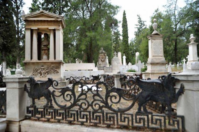 &Tau;&omicron; &Nu;&epsilon;&kappa;&rho;&omicron;&tau;&alpha;&phi;&epsilon;ί&omicron; &tau;&eta;&sigmaf; &Alpha;&nu;ά&sigma;&tau;&alpha;&sigma;&eta;&sigmaf;, &kappa;&iota;&beta;&omega;&tau;ό&sigmaf; &tau;&eta;&sigmaf; &mu;&nu;ή&mu;&eta;&sigmaf; &tau;&omicron;&upsilon; &nu;&epsilon;ό&tau;&epsilon;&rho;&omicron;&upsilon; &Pi;&epsilon;&iota;&rho;&alpha;&iota;ά