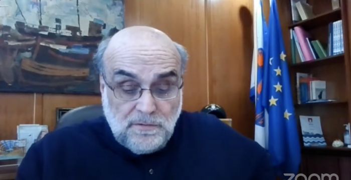 "&Omicron; &Pi;&epsilon;&iota;&rho;&alpha;&iota;ά&sigmaf; &gamma;&iota;&alpha; Ό&lambda;&omicron;&upsilon;&sigmaf;" &alpha;&pi;&alpha;&nu;&tau;ά&epsilon;&iota; &mu;&epsilon; &alpha;&pi;&omicron;&chi;ή &sigma;&tau;&alpha; &kappa;&alpha;&psi;ό&nu;&iota;&alpha; &tau;&omicron;&upsilon; &pi;&rho;oέ&delta;&rho;&omicron;&upsilon; &tau;&omicron;&upsilon; &Delta;&eta;&mu;&omicron;&tau;&iota;&kappa;&omicron;ύ &Sigma;&upsilon;&mu;&beta;&omicron;&upsilon;&lambda;ί&omicron;&upsilon;