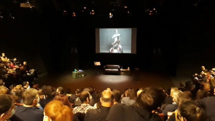 &Eta; &delta;&eta;&mu;&omicron;&tau;&iota;&kappa;ή &omicron;&mu;ά&delta;&alpha; #pireas4all &pi;ή&gamma;&epsilon; &theta;έ&alpha;&tau;&rho;&omicron;: &laquo;200 &Chi;&rho;ό&nu;&iota;&alpha; &Delta;&alpha;&nu;&epsilon;&iota;&kappa;ά&raquo; &mu;&epsilon; &tau;&omicron;&nu; &Chi;&rho;&iota;&sigma;&tau;ό&phi;&omicron;&rho;&omicron; &Zeta;&alpha;&rho;&alpha;&lambda;ί&kappa;&omicron; &sigma;&tau;&omicron; &laquo;&Tau;&zeta;έ&nu;&eta; &Kappa;&alpha;&rho;έ&zeta;&eta;&raquo;