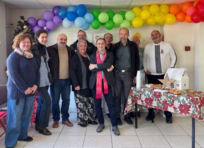 &Sigma;&upsilon;&nu;ά&nu;&tau;&eta;&sigma;&eta; &laquo;&Pi;&epsilon;&iota;&rho;&alpha;&iota;ά&sigmaf; &gamma;&iota;&alpha; Ό&lambda;&omicron;&upsilon;&sigmaf;&raquo; &mu;&epsilon; &Delta;.&Sigma;. &Omicron;&iota;&kappa;&omicron;&gamma;&epsilon;&nu;&epsilon;&iota;ώ&nu; &Omicron;&upsilon;&rho;ά&nu;&iota;&omicron; &Tau;ό&xi;&omicron; &kappa;&alpha;&iota; Rainbow Seniors